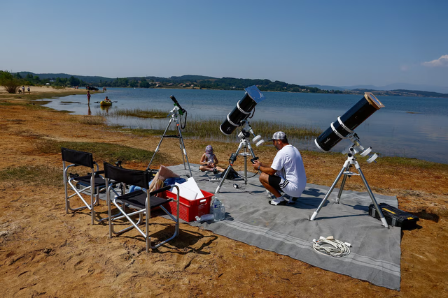 Total darkness, then sunset as full eclipse wows spectators in Spain - Ảnh 4.