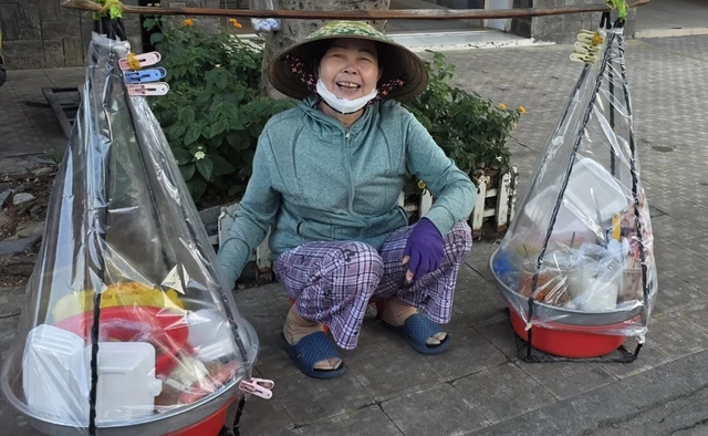 Outdoor workers in Vietnam’s major cities face growing burden from climate change- Ảnh 4.