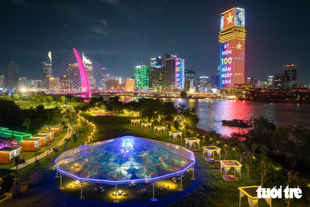Ho Chi Minh City building displays light show honoring Fidel Castro- Ảnh 2.
