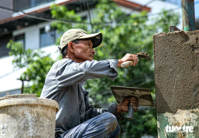 Outdoor workers in Vietnam’s major cities face growing burden from climate change- Ảnh 1.