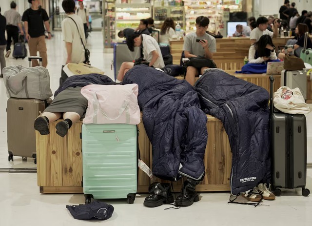 Japan's record rains strand thousands at Narita airport; kill eight - Ảnh 1.