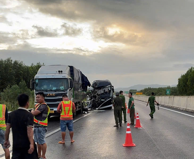 Russian tourist killed, another injured in coach-truck crash on Vietnam expressway- Ảnh 1.