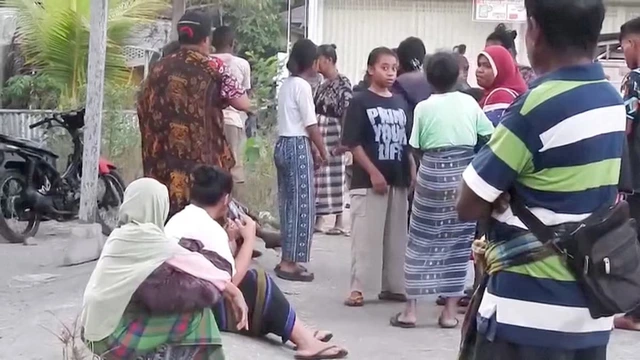 Two dead after magnitude 7.7 earthquake strikes off Indonesia - Ảnh 1.