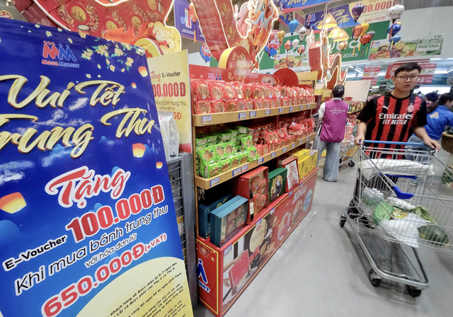 Mooncakes hit Ho Chi Minh City streets, with prices rising- Ảnh 3.