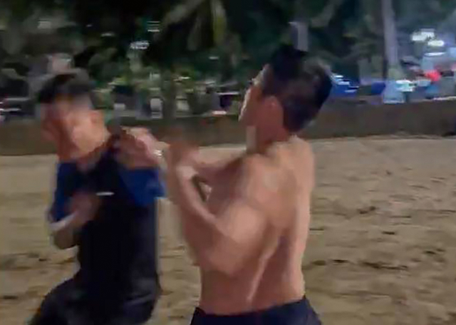 Tourist seeks injury assessment after being assaulted for objecting to public urination on Nha Trang beach - Ảnh 1.