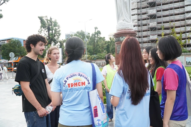 Students turn Ho Chi Minh City park into venue to practice English with foreign visitors - Ảnh 1.