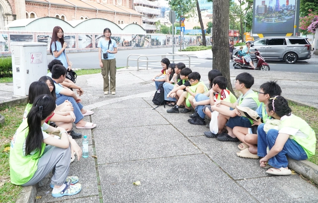 Students turn Ho Chi Minh City park into venue to practice English with foreign visitors - Ảnh 2.