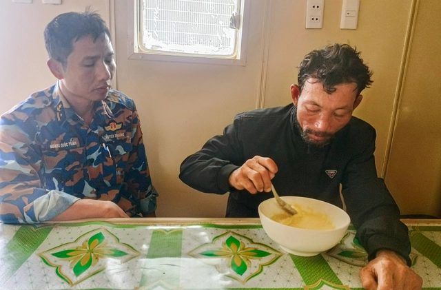 Fisherman survives 96 hours adrift at sea by grabbing a foam sheet - Ảnh 1.