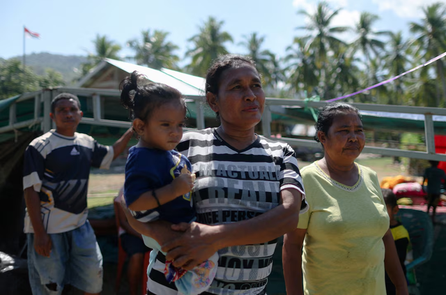 Thousands evacuate after Indonesia quake kills 53, aftershocks hamper rescue efforts - Ảnh 1.