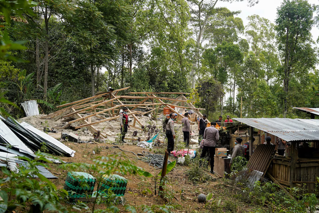Thousands evacuate after Indonesia quake kills 53, aftershocks hamper rescue efforts - Ảnh 2.