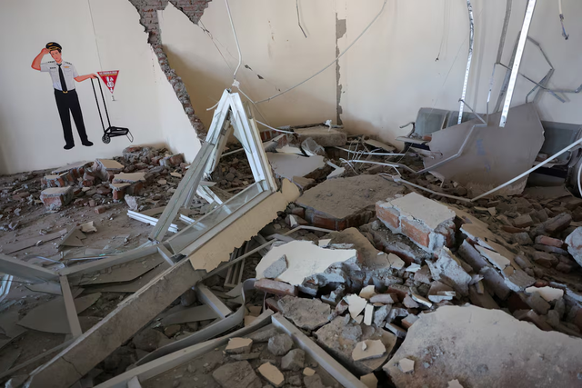 Thousands evacuate after Indonesia quake kills 53, aftershocks hamper rescue efforts - Ảnh 3.