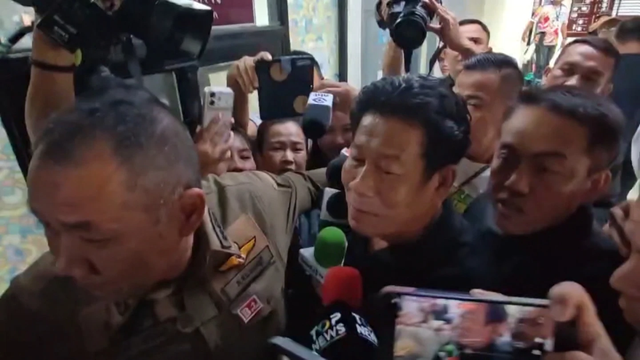 Thai government orders gun control review after 2 deadly shootings near Bangkok - Ảnh 1.