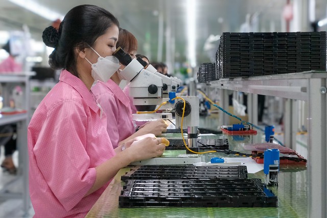 Explainer: Why people are talking about reducing working hours in Vietnam- Ảnh 1.