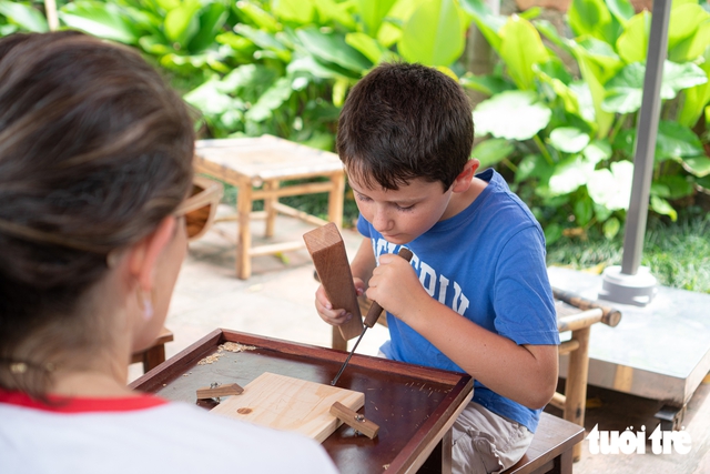 Foreign tourists try carpentry at Temple of Literature in Hanoi- Ảnh 2.