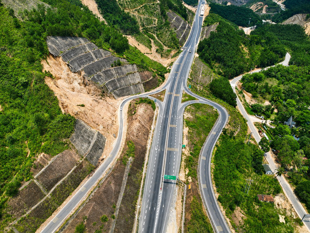 La Son-Hoa Lien expressway to open to 4-lane traffic in central Vietnam this month- Ảnh 1.