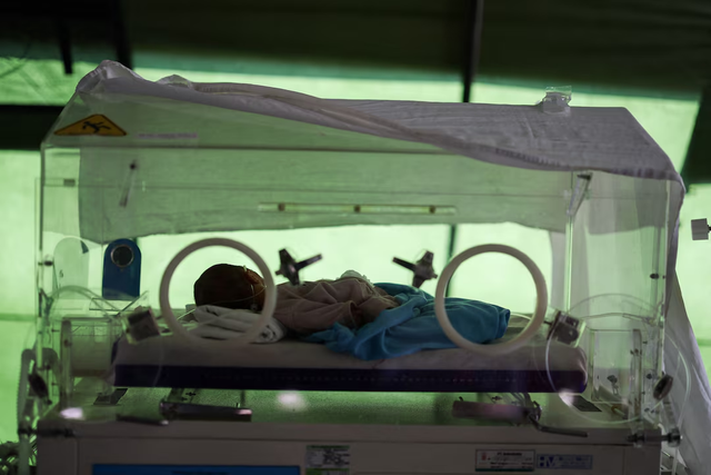 Indonesian mother 'grateful' after emergency birth during 7.7 quake- Ảnh 1.