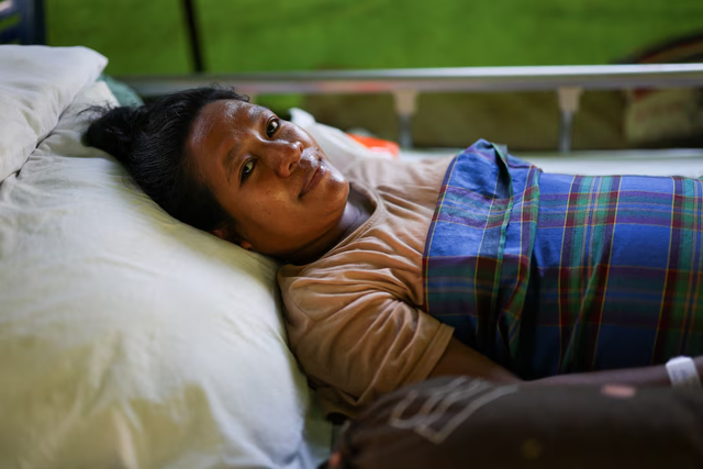 Indonesian mother 'grateful' after emergency birth during 7.7 quake- Ảnh 2.