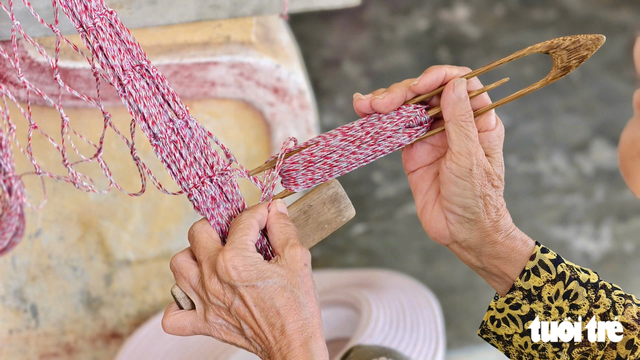 Elderly women keep nearly century-old hammock weaving craft alive in central Vietnam - Ảnh 2.