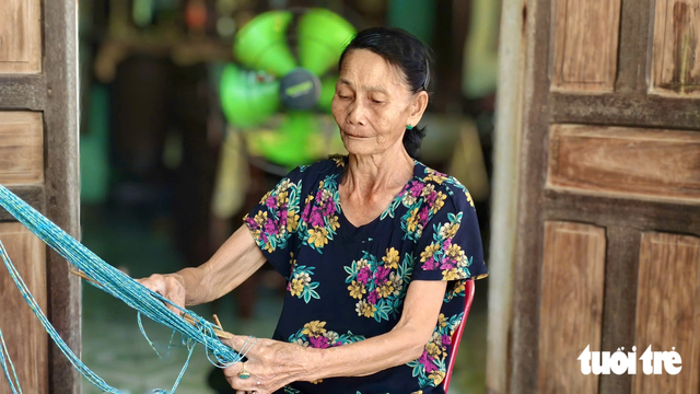 Elderly women keep nearly century-old hammock weaving craft alive in central Vietnam - Ảnh 3.