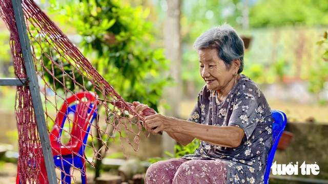 Elderly women keep nearly century-old hammock weaving craft alive in central Vietnam - Ảnh 7.
