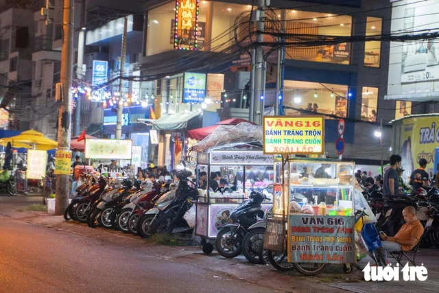 Eateries take over sidewalks along Ho Chi Minh City street, forcing pedestrians onto road- Ảnh 1.