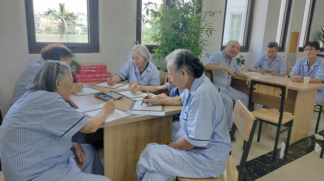 ‘Kindergarten’ for seniors in Hanoi: A day of care, exercise and companionship - Ảnh 10.