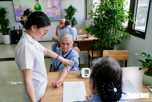 ‘Kindergarten’ for seniors in Hanoi: A day of care, exercise and companionship - Ảnh 5.