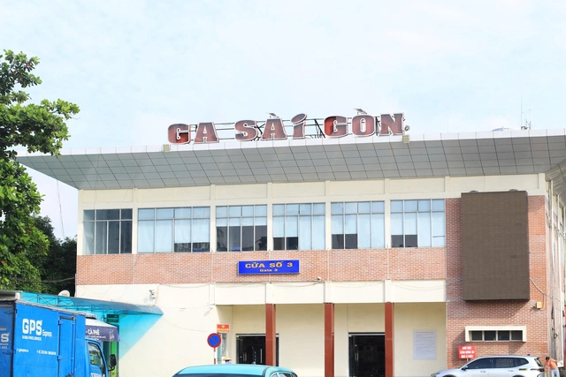Who would bother wasting a day riding a train across Vietnam? I would!- Ảnh 1.