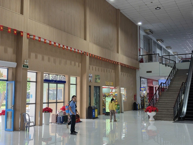 Who would bother wasting a day riding a train across Vietnam? I would!- Ảnh 3.
