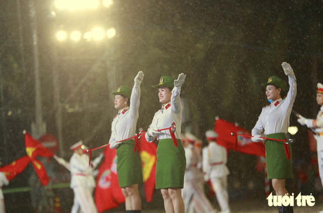 Vietnamese public security forces impress locals, visitors with martial arts, cavalry display- Ảnh 1.