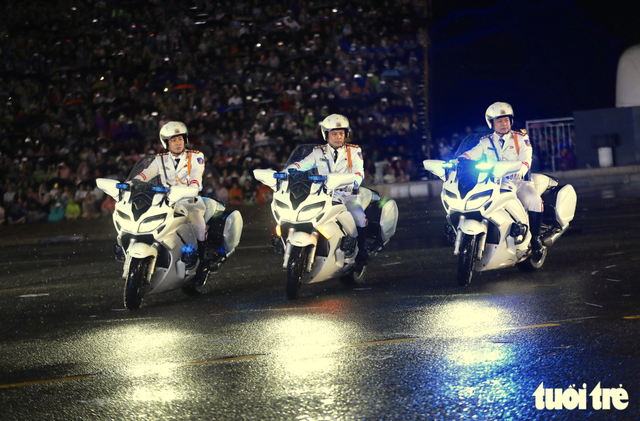 Vietnamese public security forces impress locals, visitors with martial arts, cavalry display- Ảnh 2.
