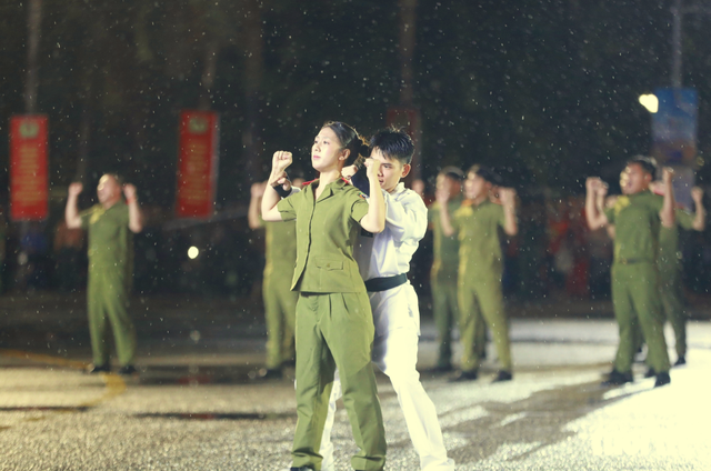 Vietnamese public security forces impress locals, visitors with martial arts, cavalry display- Ảnh 3.