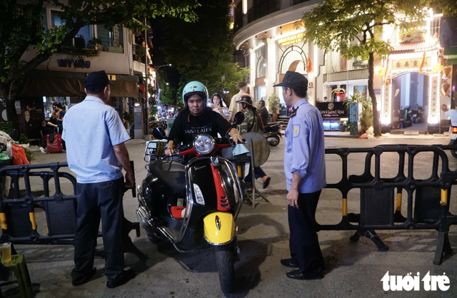 Hanoi residents gradually adjust to low-emission zone rules- Ảnh 1.