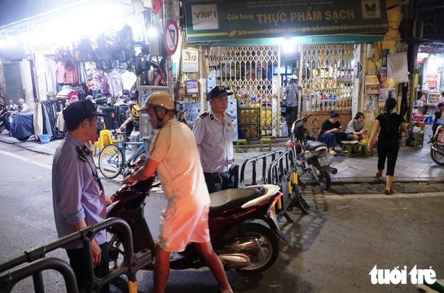 Hanoi residents gradually adjust to low-emission zone rules- Ảnh 2.