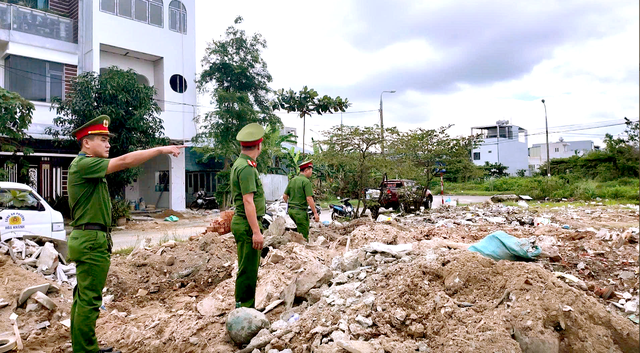 Da Nang ward offers $38 reward for reporting illegal dumping- Ảnh 1.
