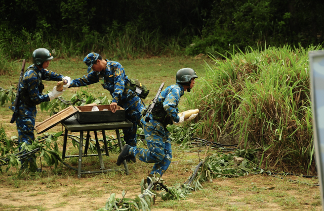 Air forces open fire on aerial targets during central Vietnam exercise - Ảnh 4.