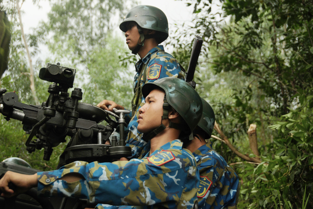 Air forces open fire on aerial targets during central Vietnam exercise - Ảnh 6.