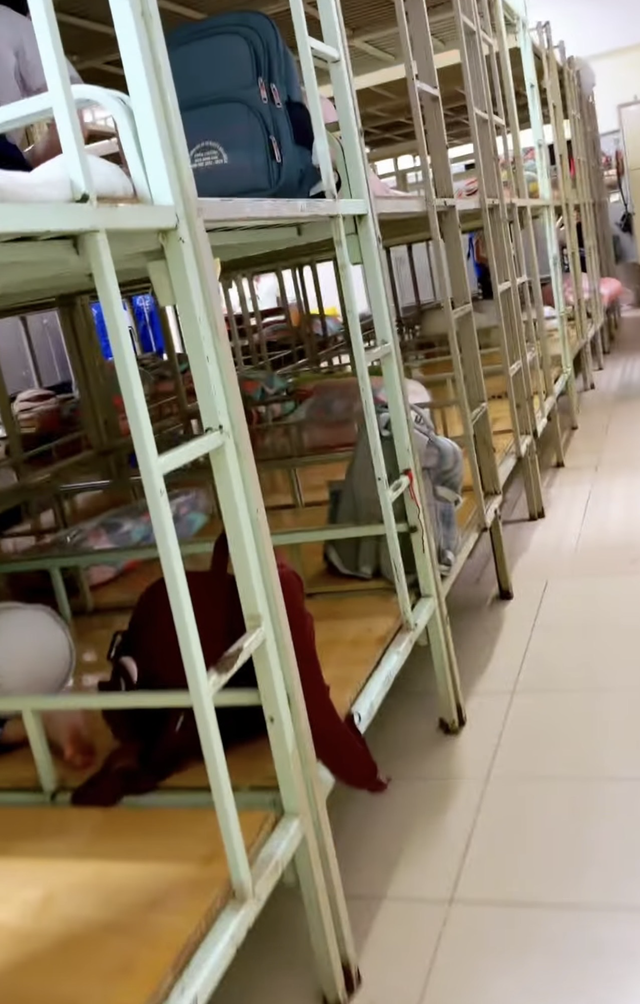 Ho Chi Minh City parents find new way to show off: their children’s school sleeping spaces - Ảnh 1.