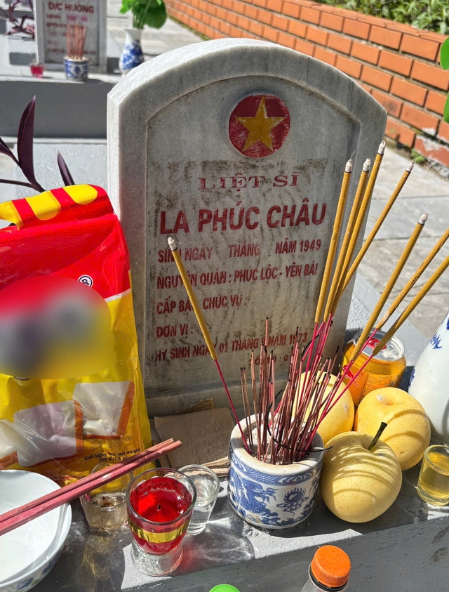 Family finds war martyr's grave after 53 years through social media photo - Ảnh 1.