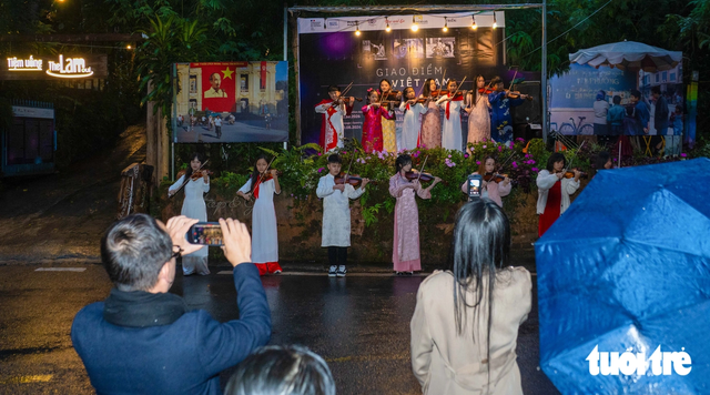 Photo exhibition brings decades of Vietnam’s history to Da Lat - Ảnh 1.