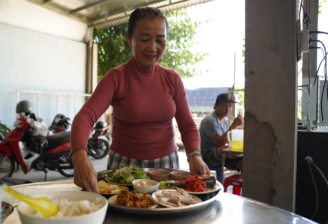 What food safety officials found in viral $1.3 meal in central Vietnam- Ảnh 1.