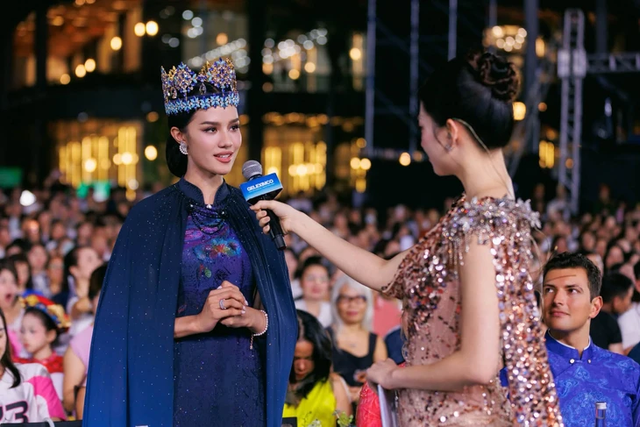 'Ao dai' worn by Miss World Opal Suchata spark debate in Vietnam- Ảnh 1.
