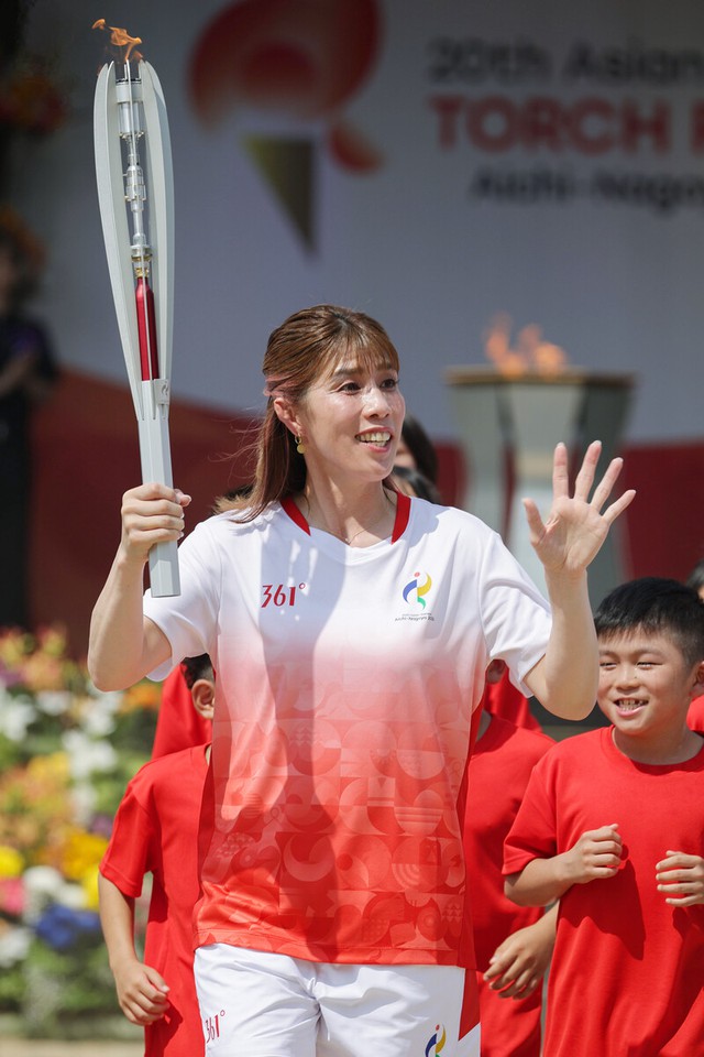 Asian Games torch relay begins at Nagoya Castle - Ảnh 1.