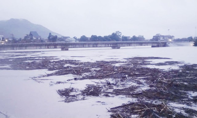 Police, military forces evacuate residents as storm Narra triggers flooding in northern Vietnam - Ảnh 8.
