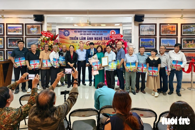Saigon through 90 frames: Veteran photographers chronicle a changing city- Ảnh 2.