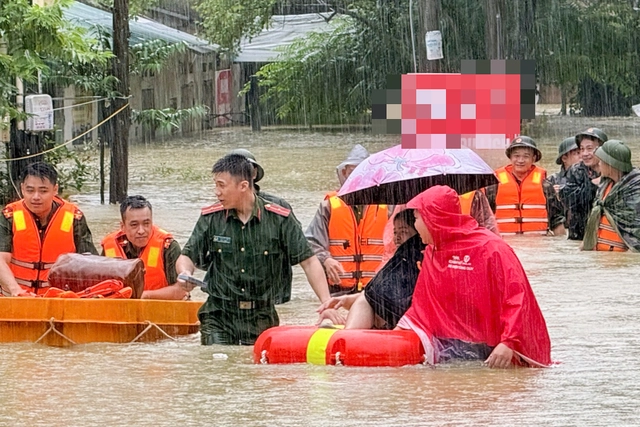 Police, military forces evacuate residents as storm Narra triggers flooding in northern Vietnam - Ảnh 1.