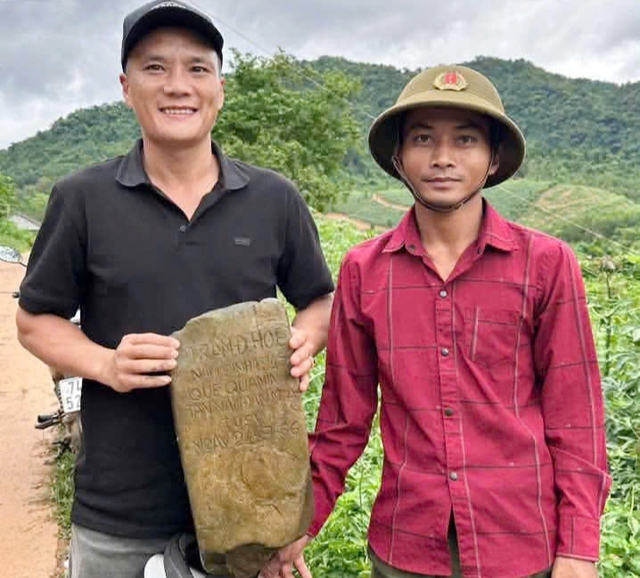Grave marker bearing Vietnamese war martyr's name returned to family after nearly 60 years - Ảnh 2.