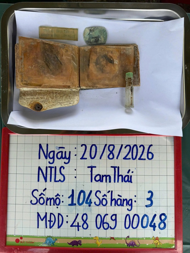 Woman in photo found inside Vietnamese fallen soldier's grave in Da Nang identified - Ảnh 2.