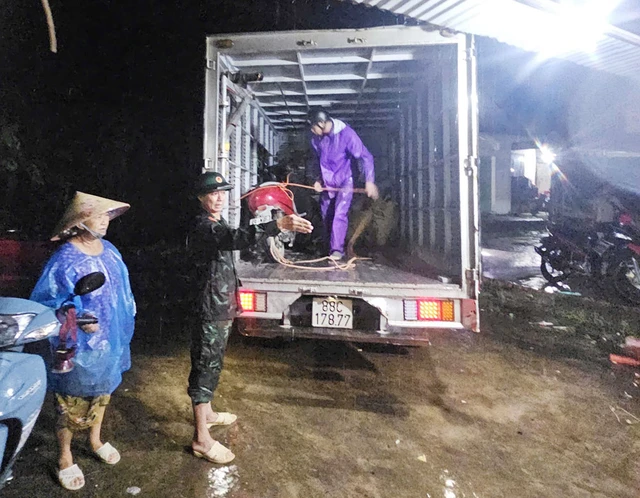 Police, military forces evacuate residents as storm Narra triggers flooding in northern Vietnam - Ảnh 9.