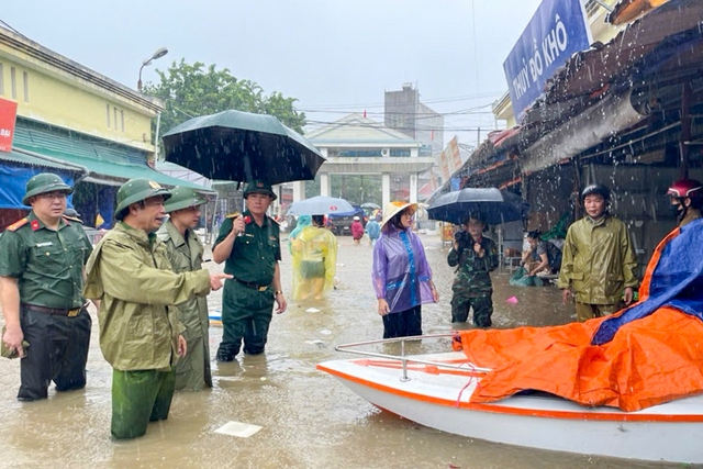 Police, military forces evacuate residents as storm Narra triggers flooding in northern Vietnam - Ảnh 4.